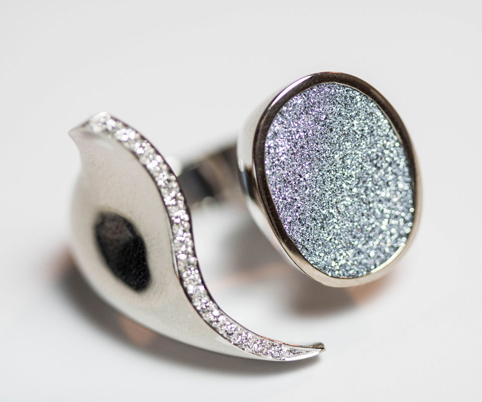 Ring mit Osmium und Diamant